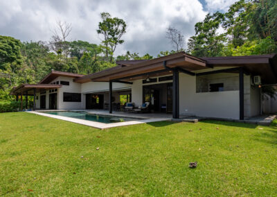 The front yard of Villa Ballena.